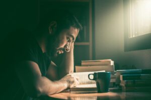 क्या आप IELTS परीक्षा में उच्च बैंड स्कोर का सपना देख रहे हैं? कई लोगों के लिए, Writing Task 2 निबंध परीक्षा का सबसे कठिन हिस्सा होता है। यह महत्वपूर्ण खंड आपके लेखन स्कोर का दो-तिहाई हिस्सा है, जो इसे आपके इच्छित परिणाम प्राप्त करने के लिए एक प्रमुख युद्धक्षेत्र बनाता है। लेकिन क्या होगा यदि आप परीक्षा कक्ष में आत्मविश्वास, तैयारी, और किसी भी प्रश्न का सामना करने के लिए तैयार महसूस करते हुए प्रवेश कर सकें?