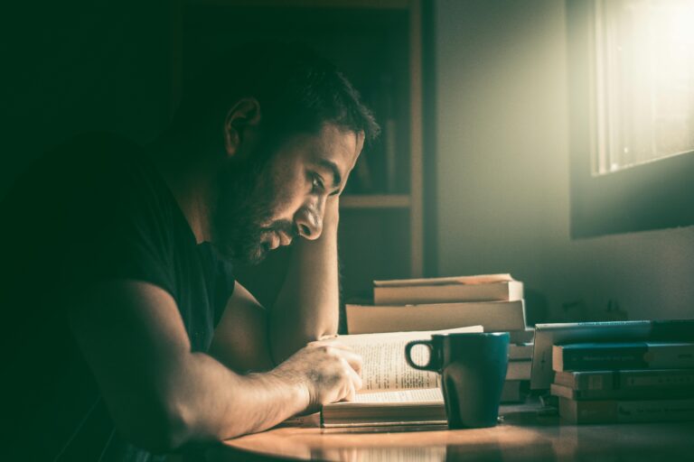 क्या आप IELTS परीक्षा में उच्च बैंड स्कोर का सपना देख रहे हैं? कई लोगों के लिए, Writing Task 2 निबंध परीक्षा का सबसे कठिन हिस्सा होता है। यह महत्वपूर्ण खंड आपके लेखन स्कोर का दो-तिहाई हिस्सा है, जो इसे आपके इच्छित परिणाम प्राप्त करने के लिए एक प्रमुख युद्धक्षेत्र बनाता है। लेकिन क्या होगा यदि आप परीक्षा कक्ष में आत्मविश्वास, तैयारी, और किसी भी प्रश्न का सामना करने के लिए तैयार महसूस करते हुए प्रवेश कर सकें?